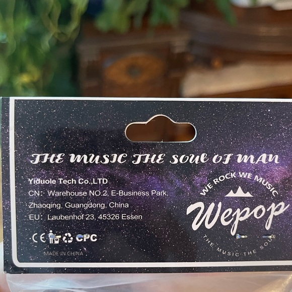 NWT beautiful embroidered guitar 🎸 strap with extra pick - Picture 5 of 6